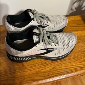 Brooks woman sneaker size 7.5